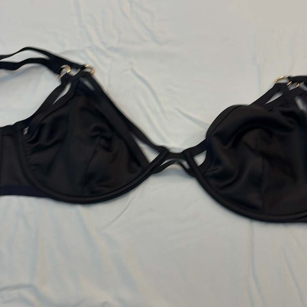 Victoria’s Secret black wire bra a 36D or double D can’t seem to find the tag